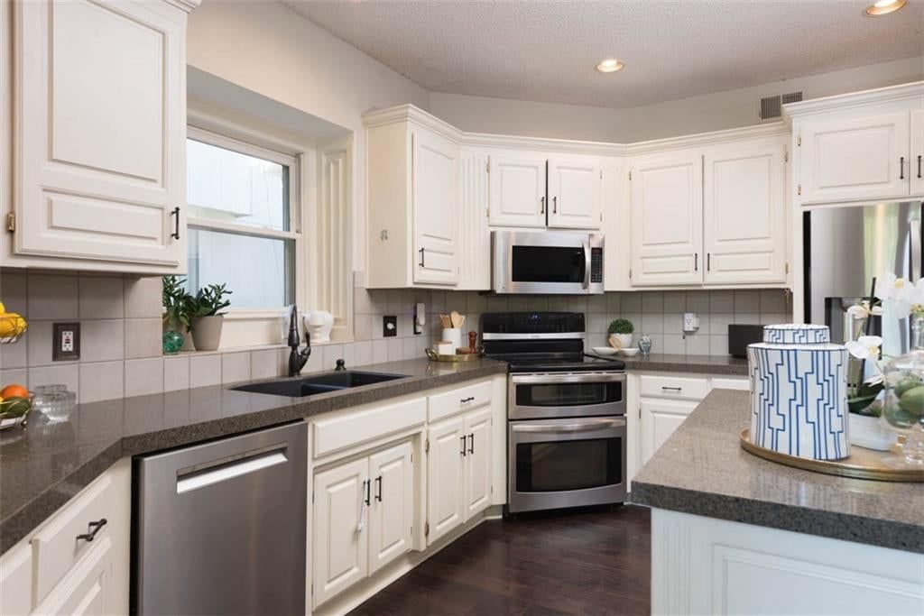 Double oven at 11305 W 144 Street, Overland Park, KS 66221
