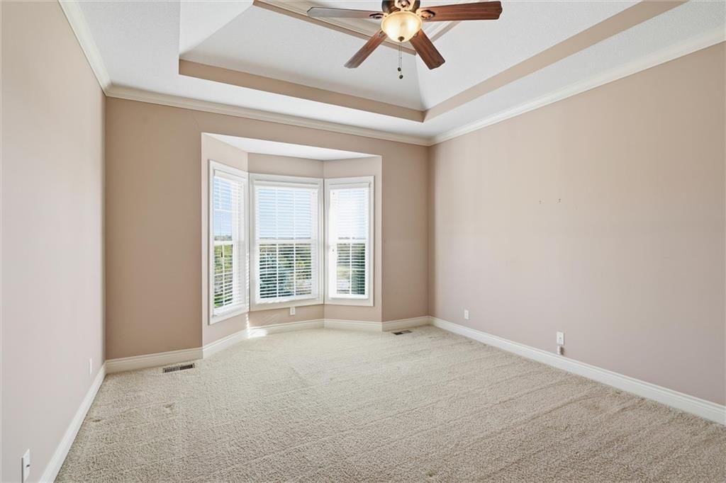 Tray ceiling at 7600 NE 113th Street, Kansas City, MO 64157