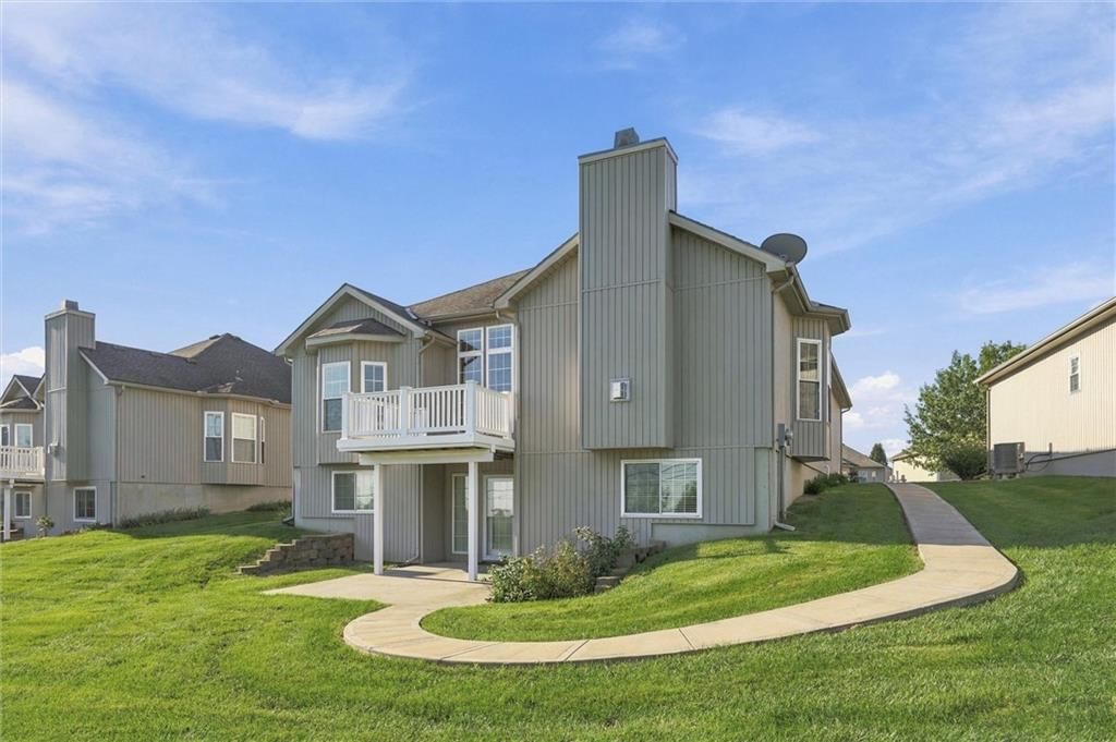 Covered patio at 7600 NE 113th Street, Kansas City, MO 64157