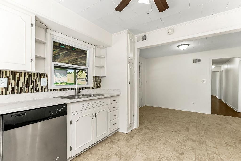 Photo 11 of 36 - 16000 Allen Avenue, Belton, MO 64012
