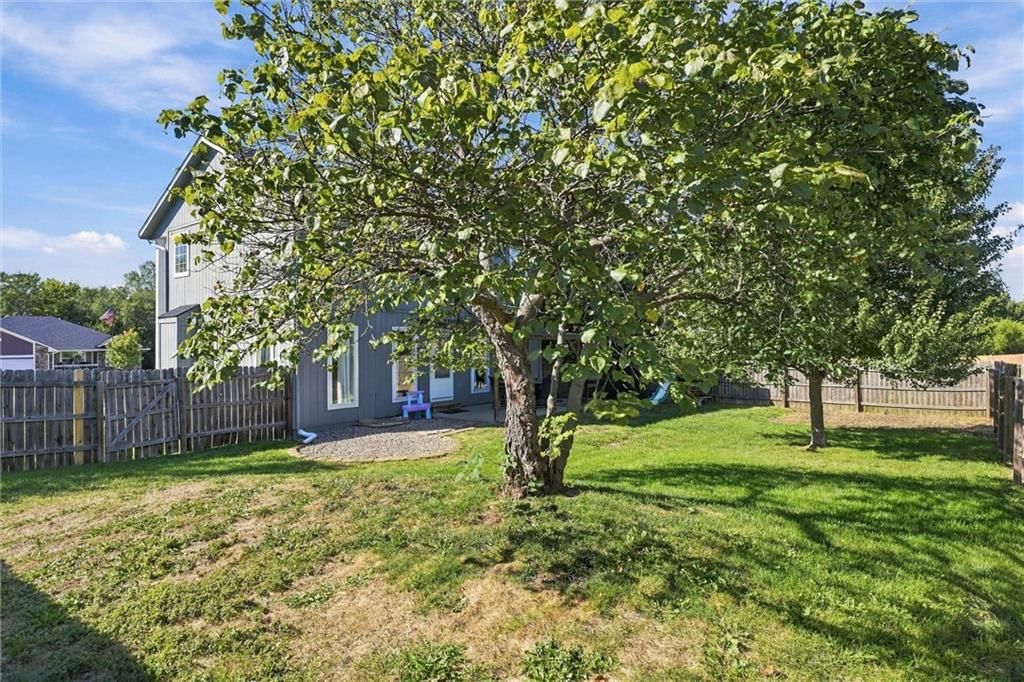 Fenced yard, mature trees and wood fence at 16917 Cross Creek Drive, Belton, MO 64012