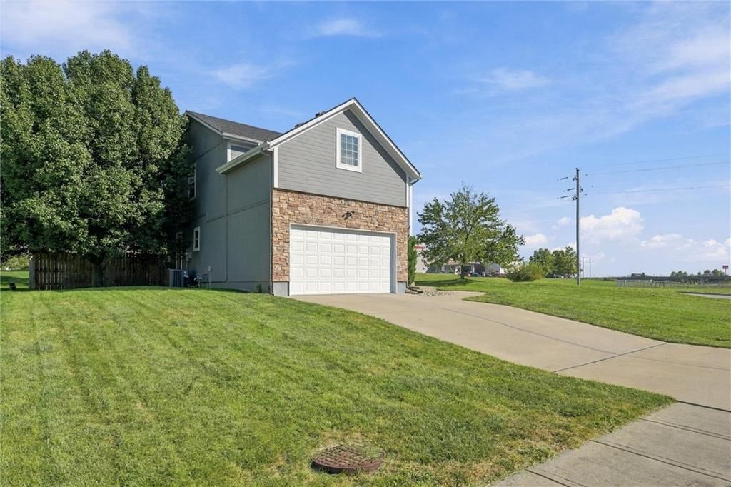 16917 Cross Creek Drive, Belton, MO: listing photo 2