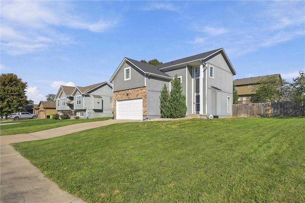 16917 Cross Creek Drive, Belton, MO: listing photo 3
