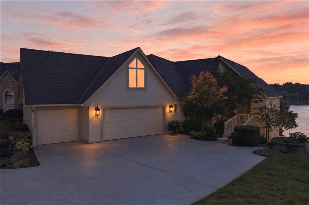 Photo 4 of 71 - 118 NE Edgewater Drive, Lee's Summit, MO 64064