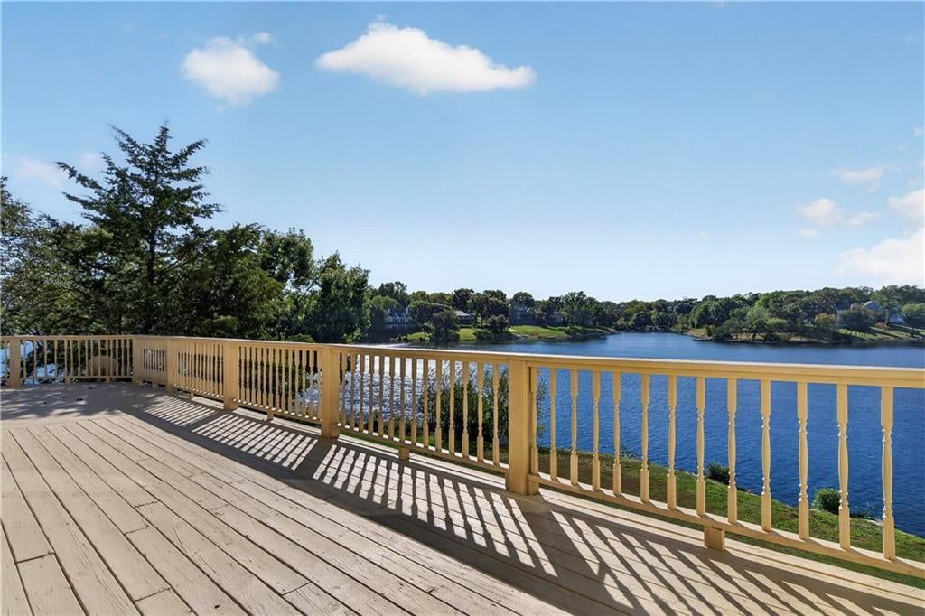 Photo 8 of 71 - 118 NE Edgewater Drive, Lee's Summit, MO 64064