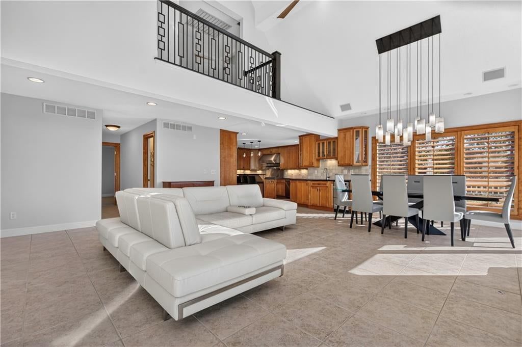 Photo 10 of 71 - 118 NE Edgewater Drive, Lee's Summit, MO 64064