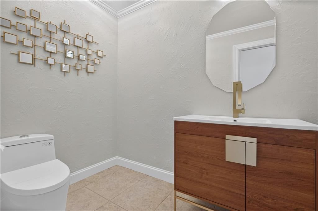 Photo 11 of 71 - 118 NE Edgewater Drive, Lee's Summit, MO 64064