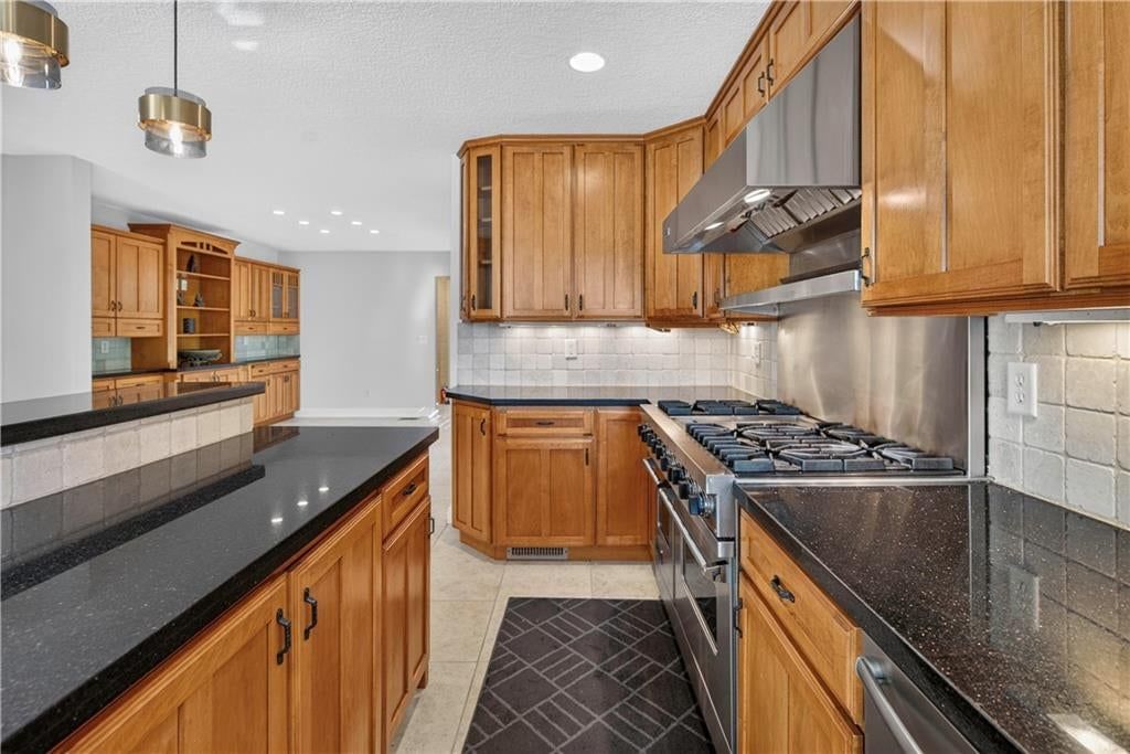 Photo 19 of 71 - 118 NE Edgewater Drive, Lee's Summit, MO 64064