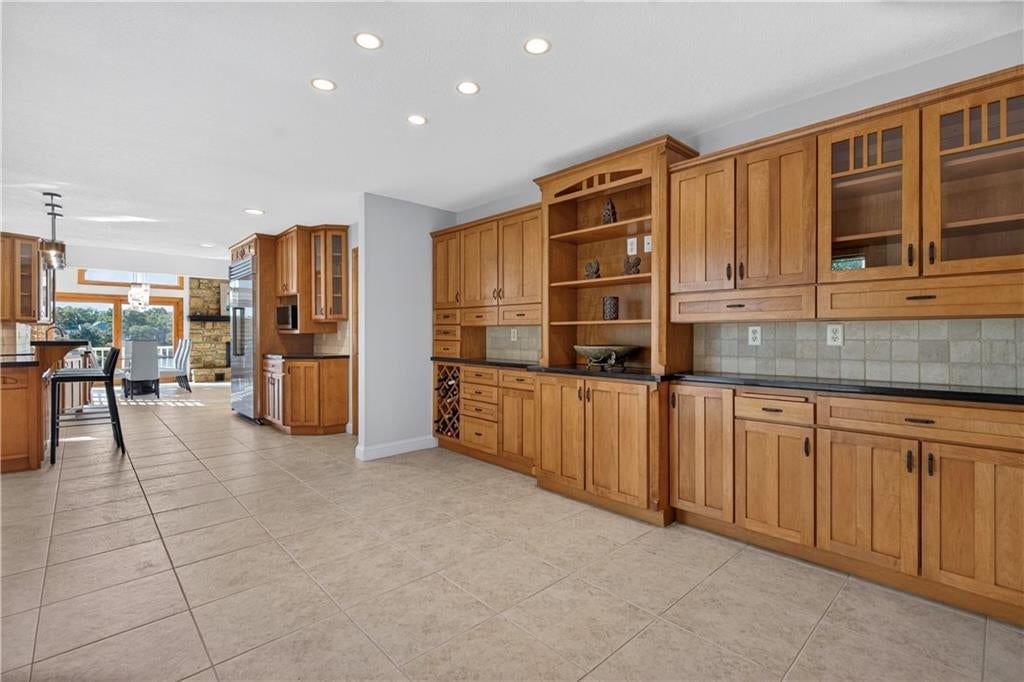 Photo 20 of 71 - 118 NE Edgewater Drive, Lee's Summit, MO 64064