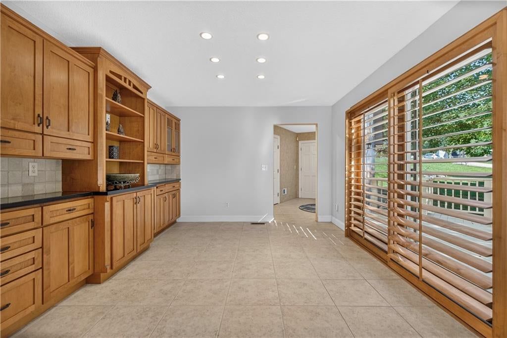 Photo 21 of 71 - 118 NE Edgewater Drive, Lee's Summit, MO 64064