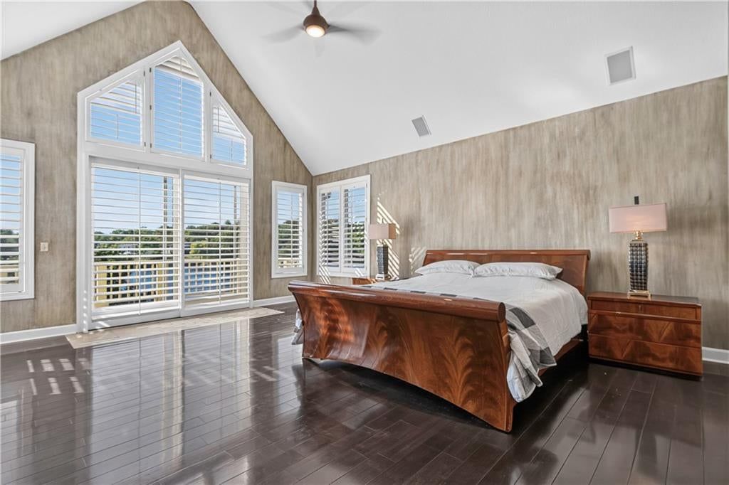 Photo 23 of 71 - 118 NE Edgewater Drive, Lee's Summit, MO 64064