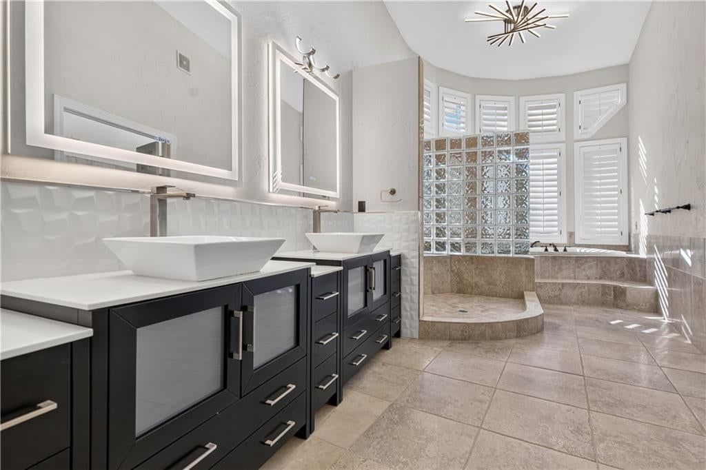 Double vanity at 118 NE Edgewater Drive, Lee's Summit, MO 64064