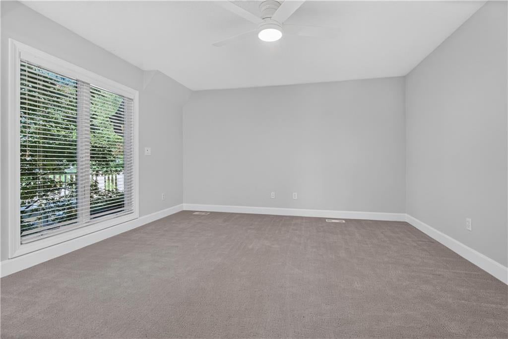 Photo 33 of 71 - 118 NE Edgewater Drive, Lee's Summit, MO 64064