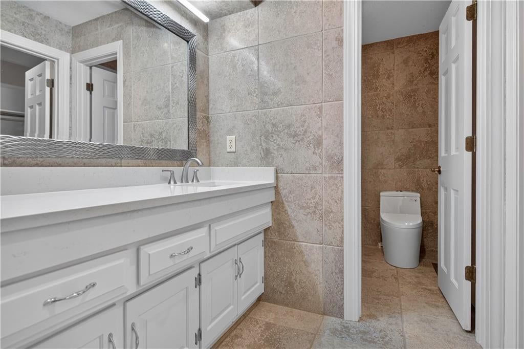 Photo 34 of 71 - 118 NE Edgewater Drive, Lee's Summit, MO 64064