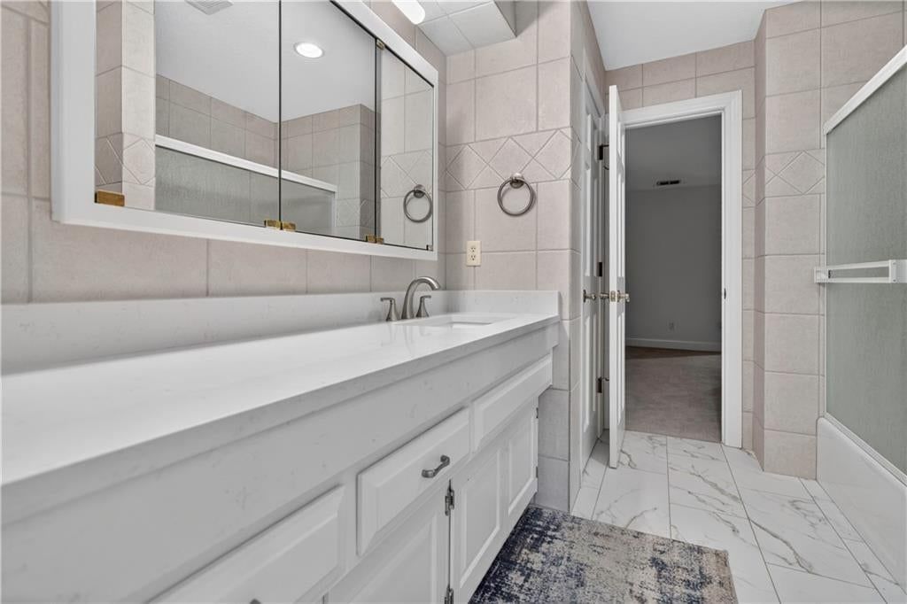 Photo 41 of 71 - 118 NE Edgewater Drive, Lee's Summit, MO 64064