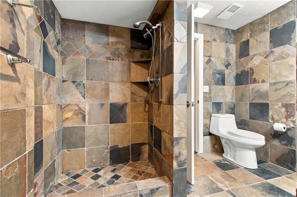 Photo 56 of 71 - 118 NE Edgewater Drive, Lee's Summit, MO 64064