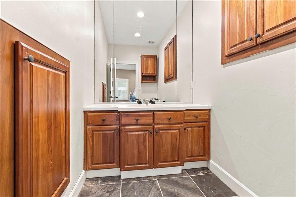 Photo 63 of 71 - 118 NE Edgewater Drive, Lee's Summit, MO 64064