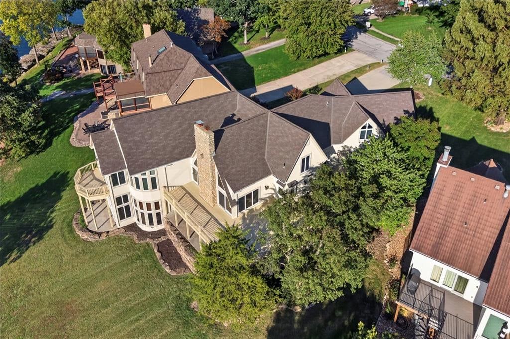 Big backyard and flat lot at 118 NE Edgewater Drive, Lee's Summit, MO 64064
