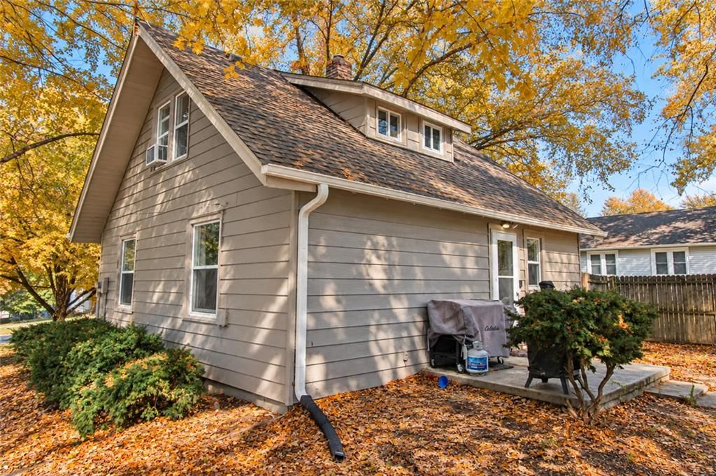 Photo 5 of 16 - 327 W SOUTHSIDE Boulevard, Independence, MO 64055