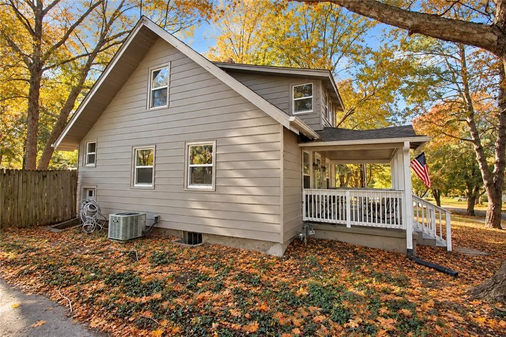 Photo 6 of 16 - 327 W SOUTHSIDE Boulevard, Independence, MO 64055