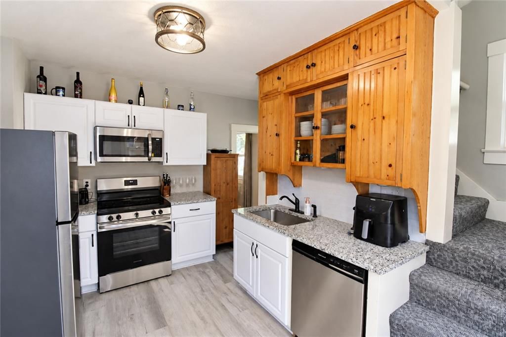 Photo 8 of 16 - 327 W SOUTHSIDE Boulevard, Independence, MO 64055