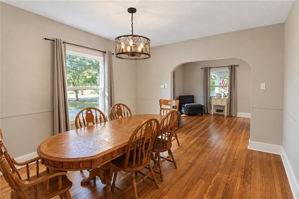 Photo 9 of 16 - 327 W SOUTHSIDE Boulevard, Independence, MO 64055