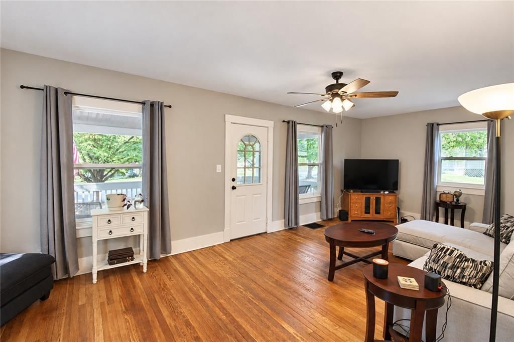 Photo 10 of 16 - 327 W SOUTHSIDE Boulevard, Independence, MO 64055