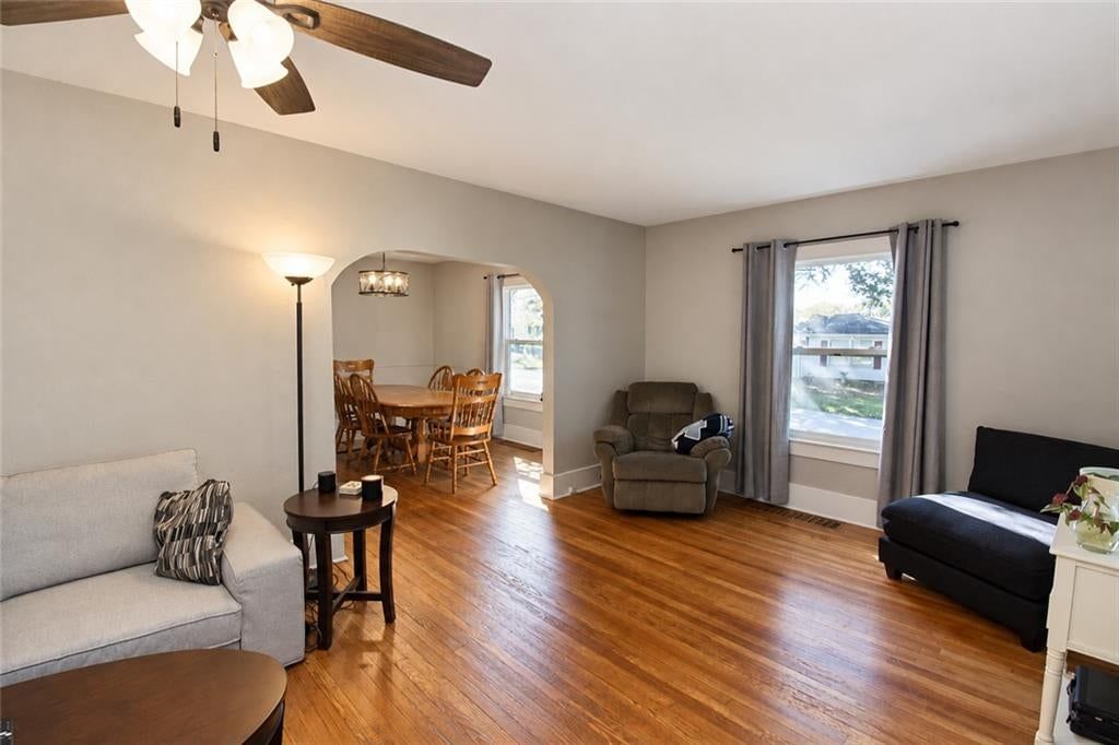 Photo 11 of 16 - 327 W SOUTHSIDE Boulevard, Independence, MO 64055