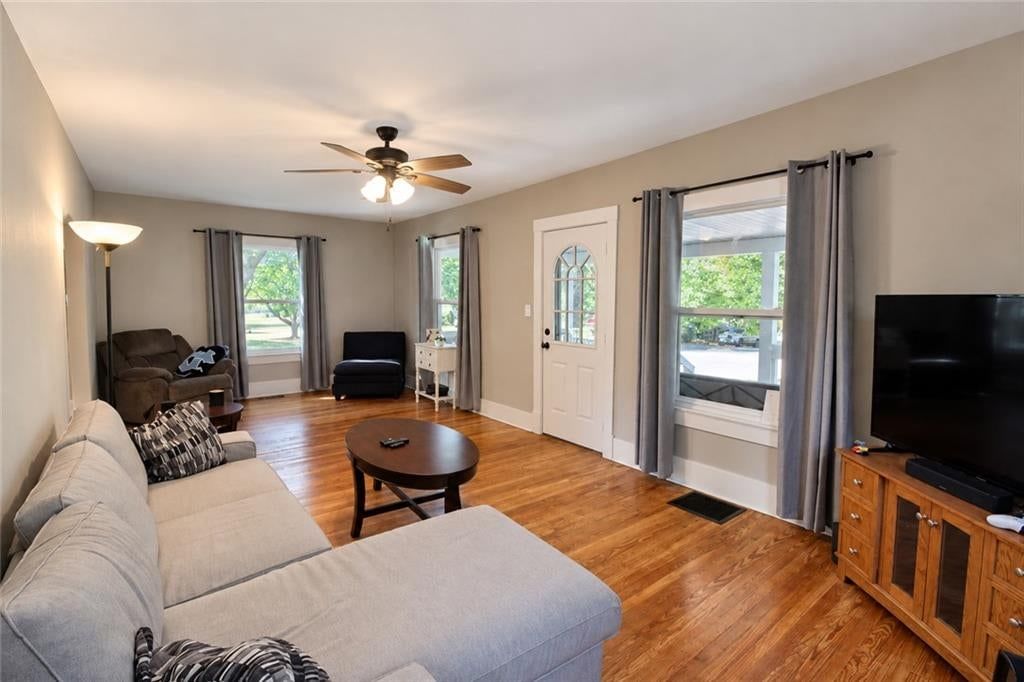 Photo 12 of 16 - 327 W SOUTHSIDE Boulevard, Independence, MO 64055