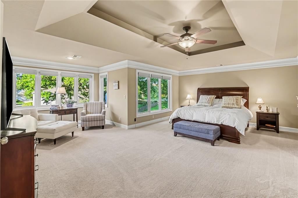 Tray ceiling at 14104 Kessler Street, Overland Park, KS 66221