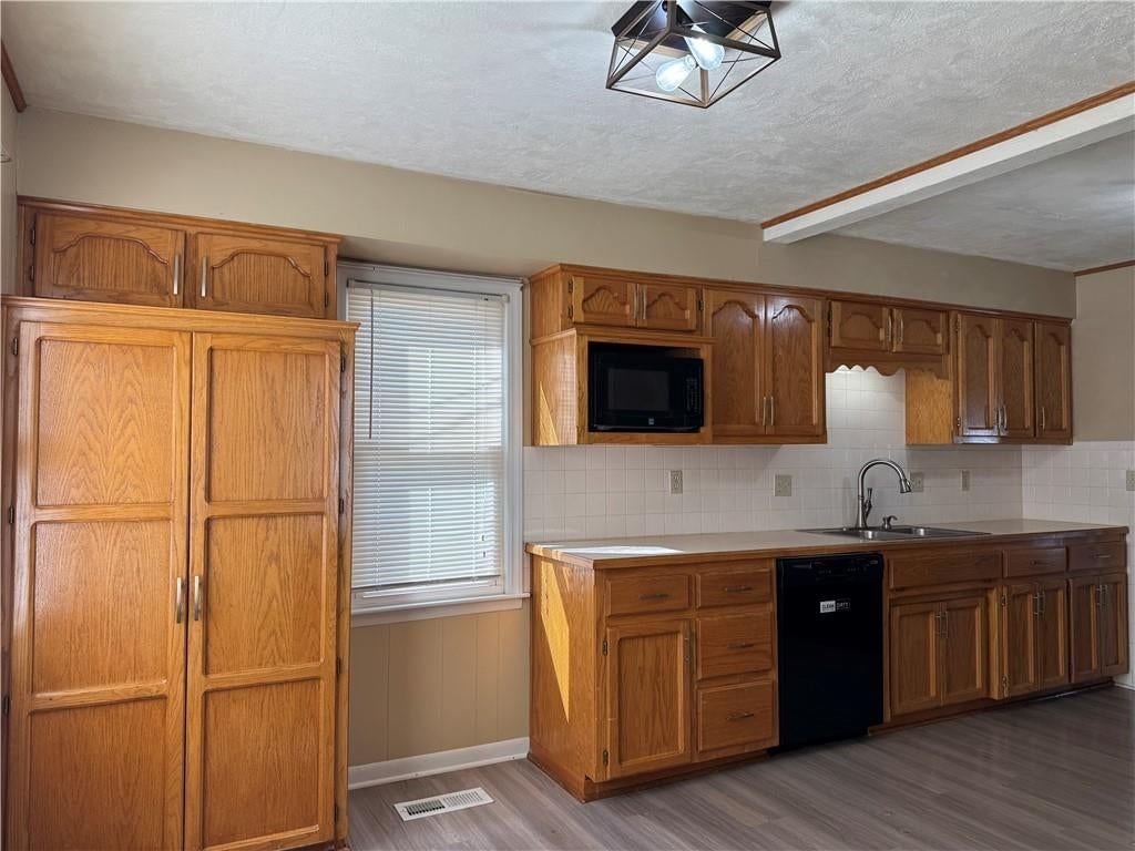 Photo 10 of 31 - 1401 NE 67th Terrace, Gladstone, MO 64118
