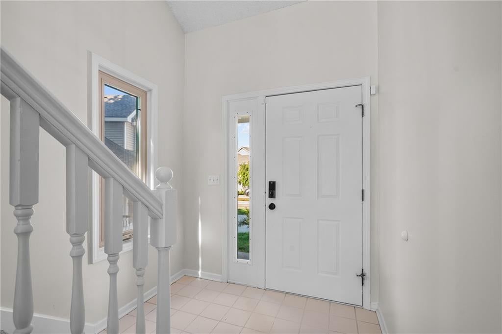 8204 NW Bradford Court, Kansas City, MO: listing photo 3