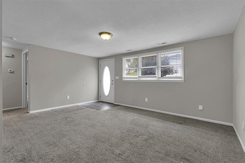 Photo 13 of 29 - 6503 River Road, Pleasant Valley, MO 64068