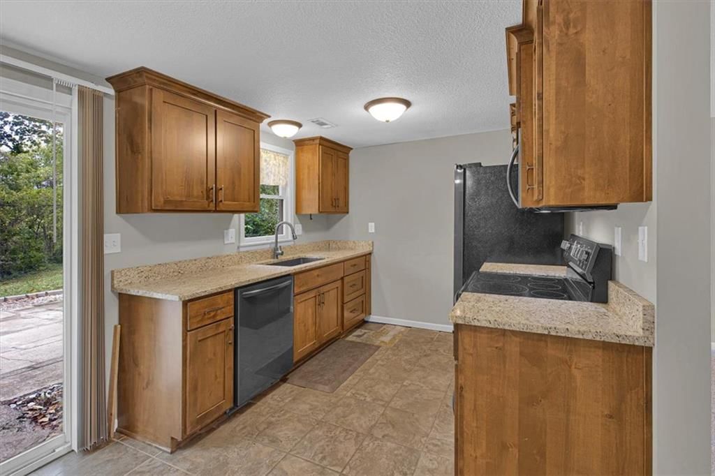 Black appliances at 6503 River Road, Pleasant Valley, MO 64068