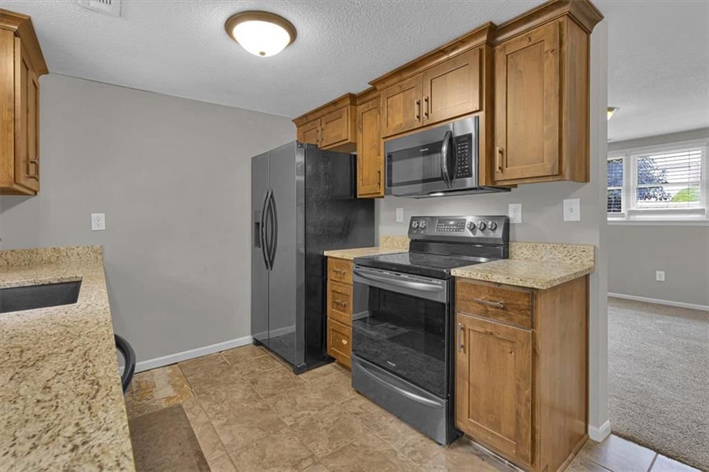 Electric range at 6503 River Road, Pleasant Valley, MO 64068