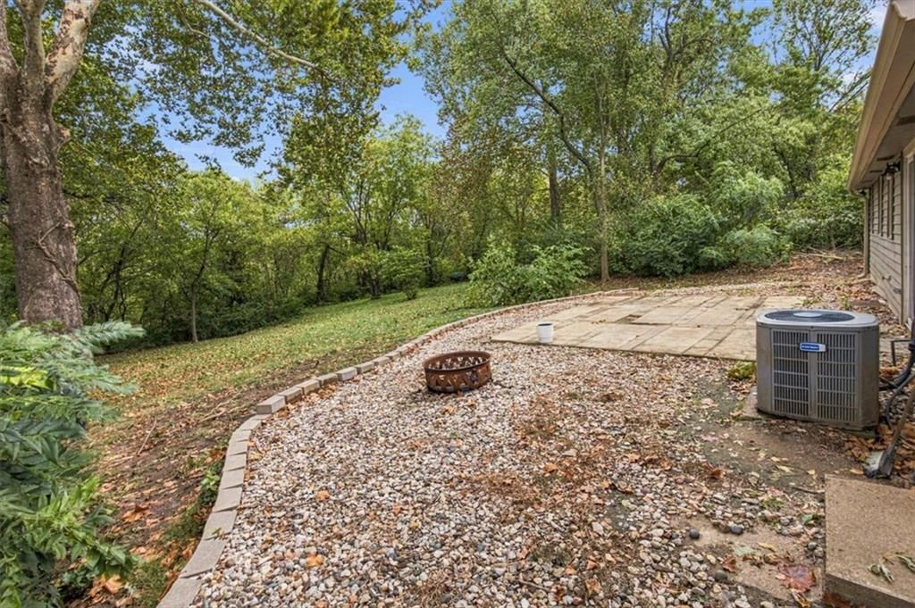 Photo 8 of 29 - 6503 River Road, Pleasant Valley, MO 64068