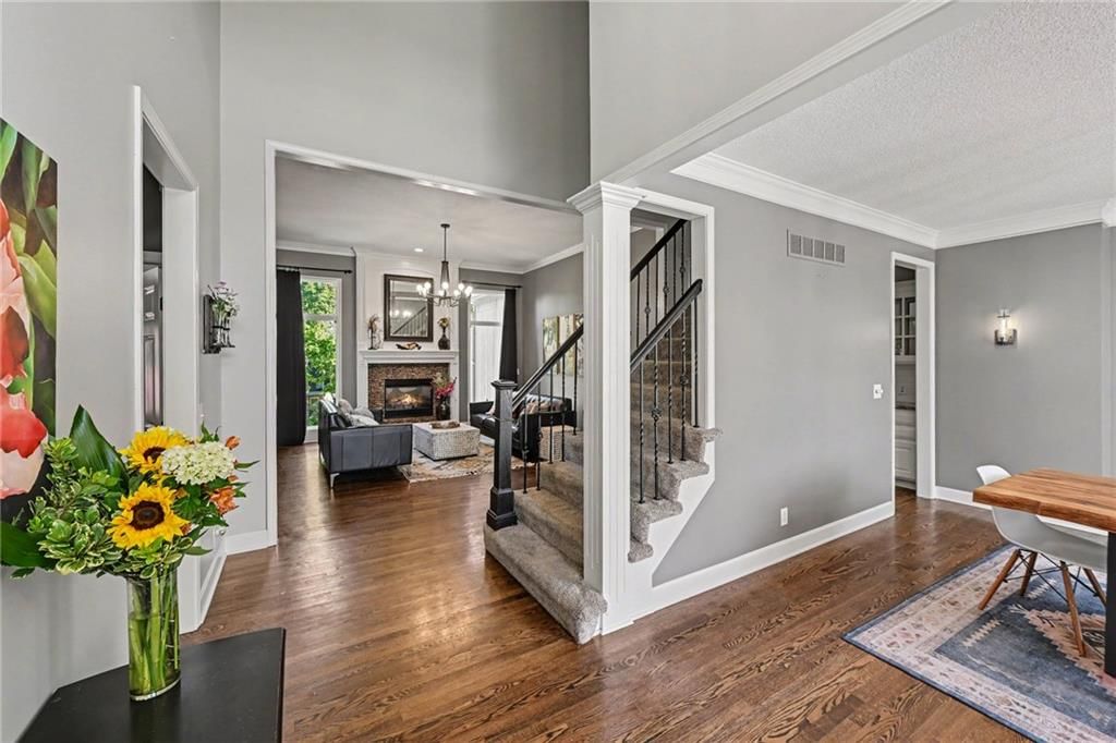 8121 Parkview Drive, Parkville, MO: listing photo 3