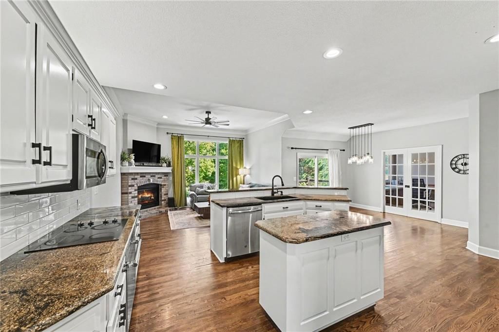 Photo 6 of 44 - 8121 Parkview Drive, Parkville, MO 64152