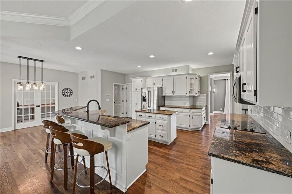Photo 7 of 44 - 8121 Parkview Drive, Parkville, MO 64152