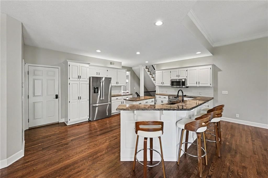 Photo 8 of 44 - 8121 Parkview Drive, Parkville, MO 64152