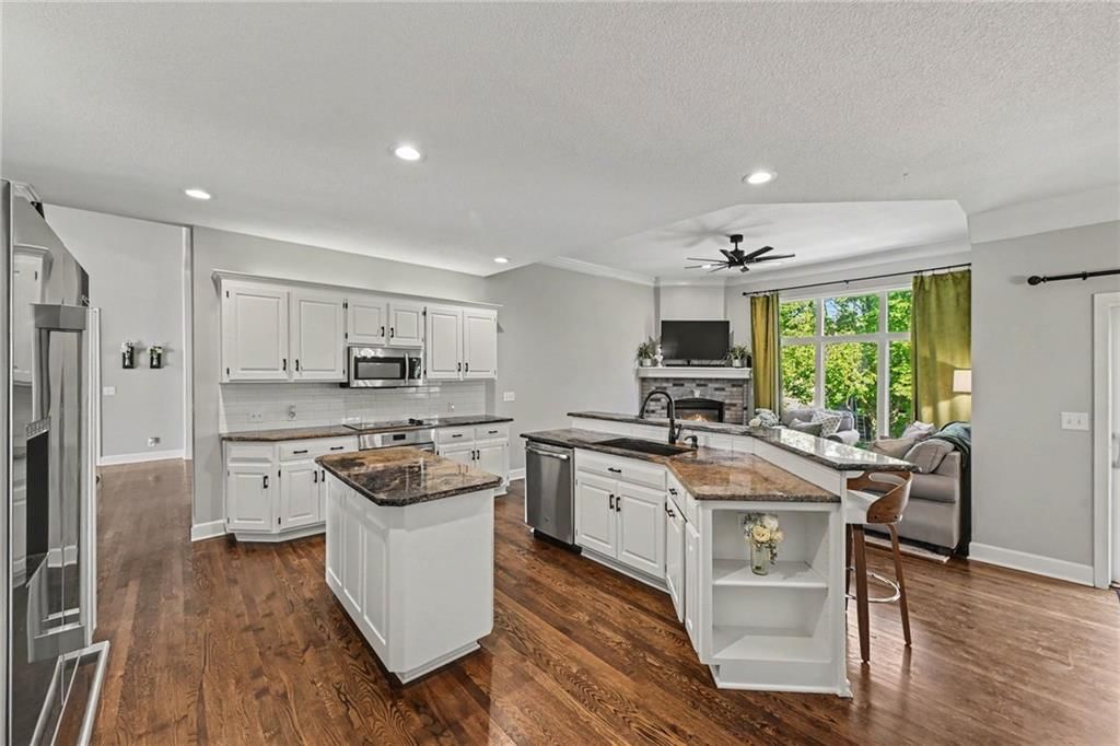 Photo 9 of 44 - 8121 Parkview Drive, Parkville, MO 64152