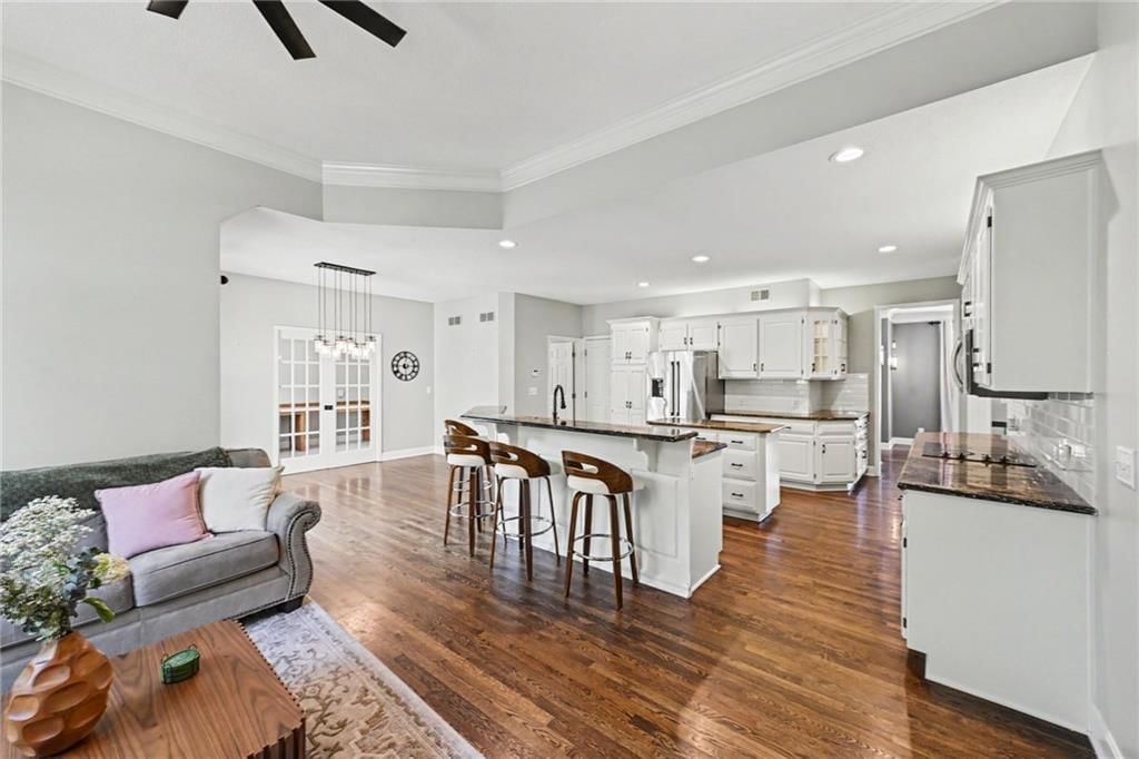 Photo 11 of 44 - 8121 Parkview Drive, Parkville, MO 64152