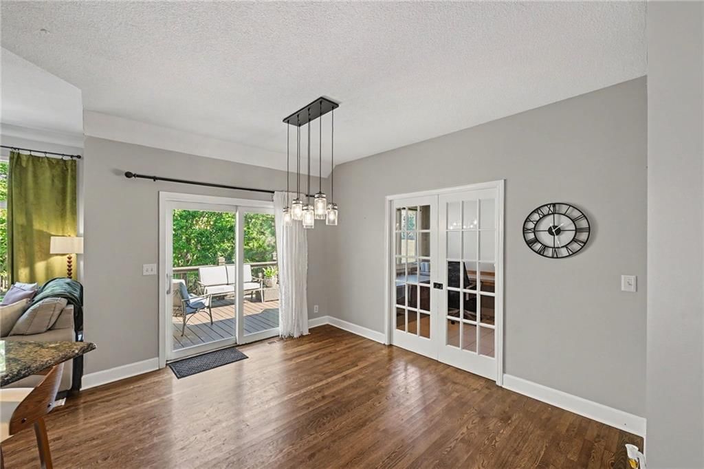Photo 12 of 44 - 8121 Parkview Drive, Parkville, MO 64152