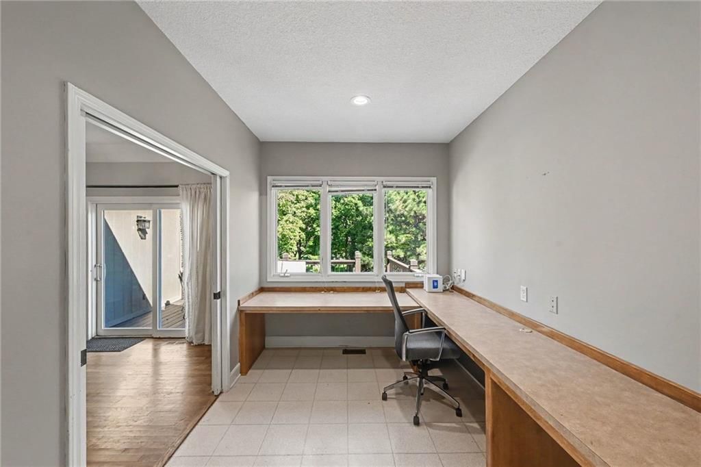 Photo 13 of 44 - 8121 Parkview Drive, Parkville, MO 64152