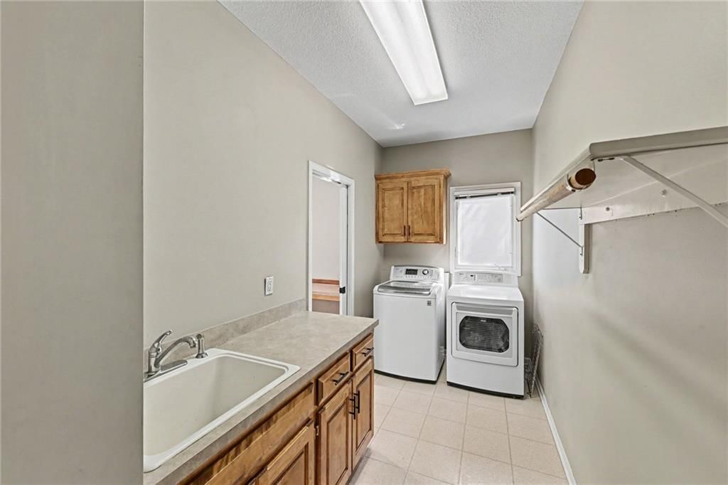 Photo 14 of 44 - 8121 Parkview Drive, Parkville, MO 64152