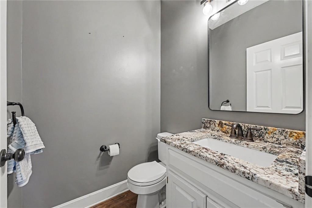 Photo 15 of 44 - 8121 Parkview Drive, Parkville, MO 64152