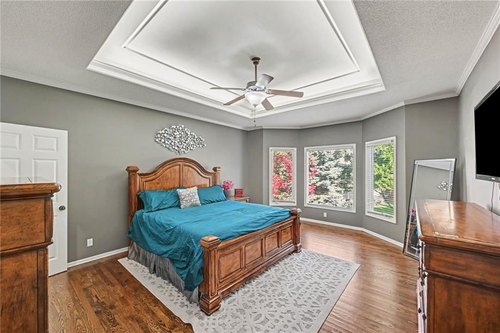 Photo 16 of 44 - 8121 Parkview Drive, Parkville, MO 64152
