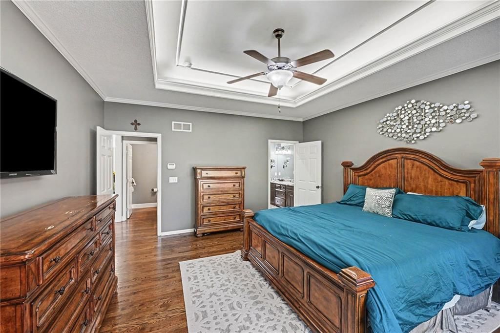 Photo 17 of 44 - 8121 Parkview Drive, Parkville, MO 64152