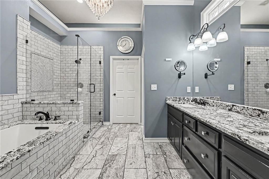 Photo 18 of 44 - 8121 Parkview Drive, Parkville, MO 64152