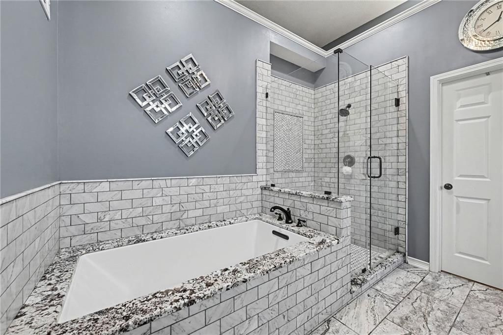 Photo 19 of 44 - 8121 Parkview Drive, Parkville, MO 64152